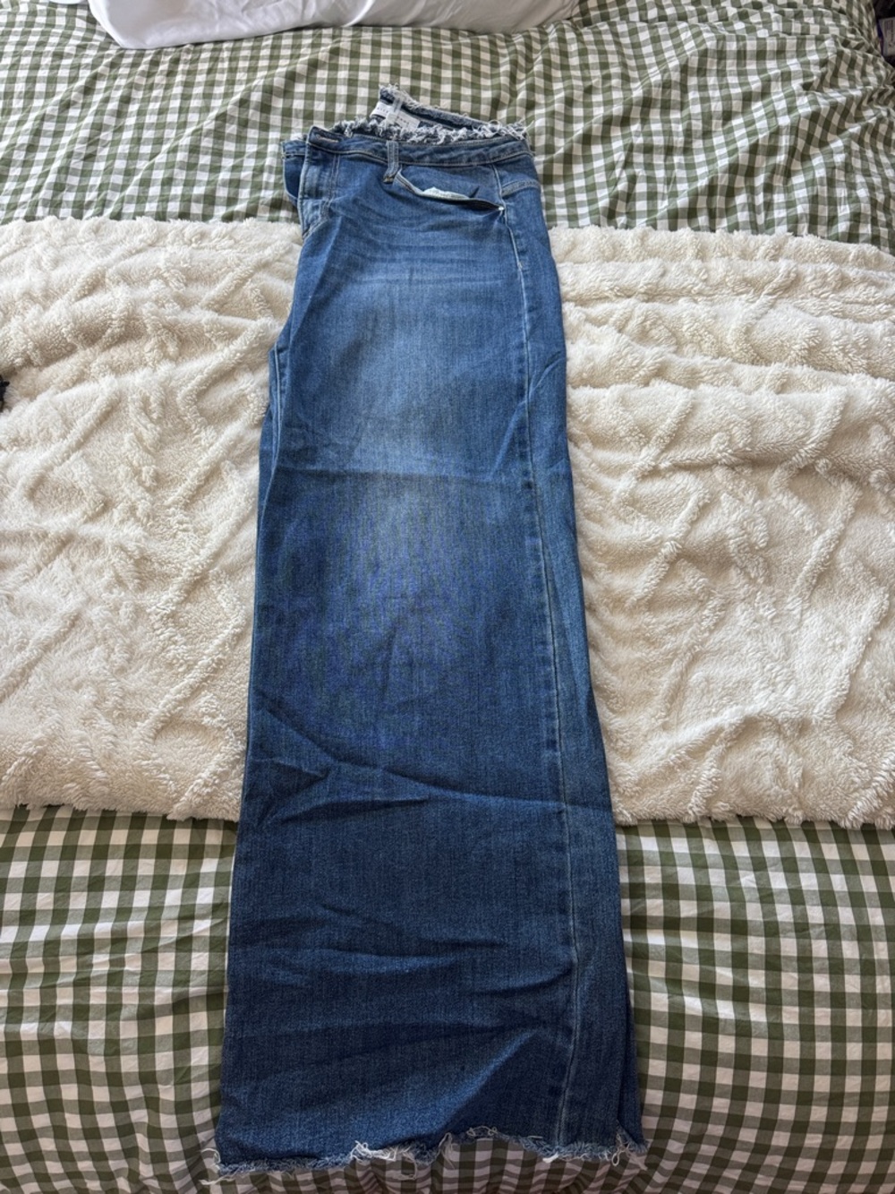 Risen distressed wide leg jeans, frayed top and bottom.